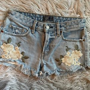 Abercrombie & fitch harper low rise shorts size 25 🌸